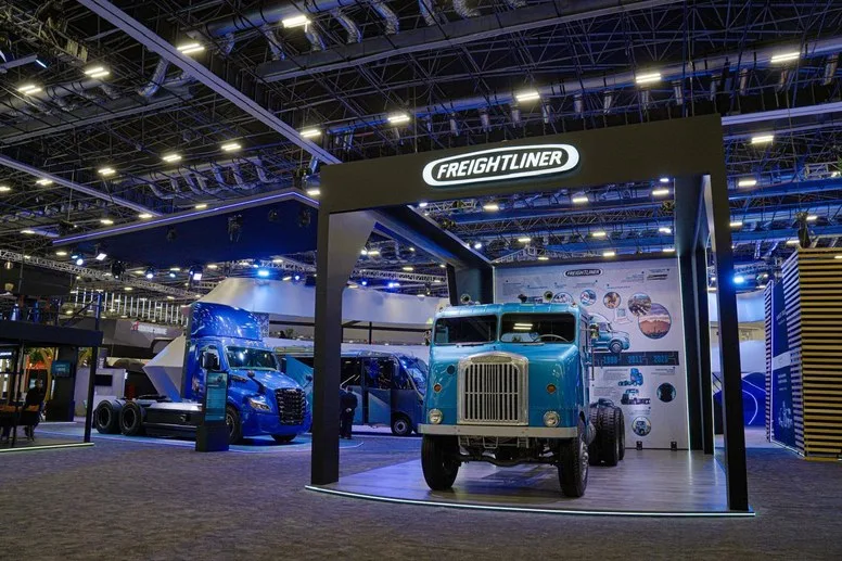 Acceso del stand con unidad histórica de Freightliner