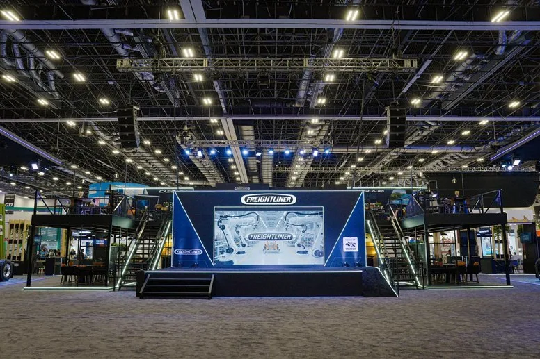 Escenario del lanzamiento del Cascadia en el stand de Freightliner, ANPACT 2025