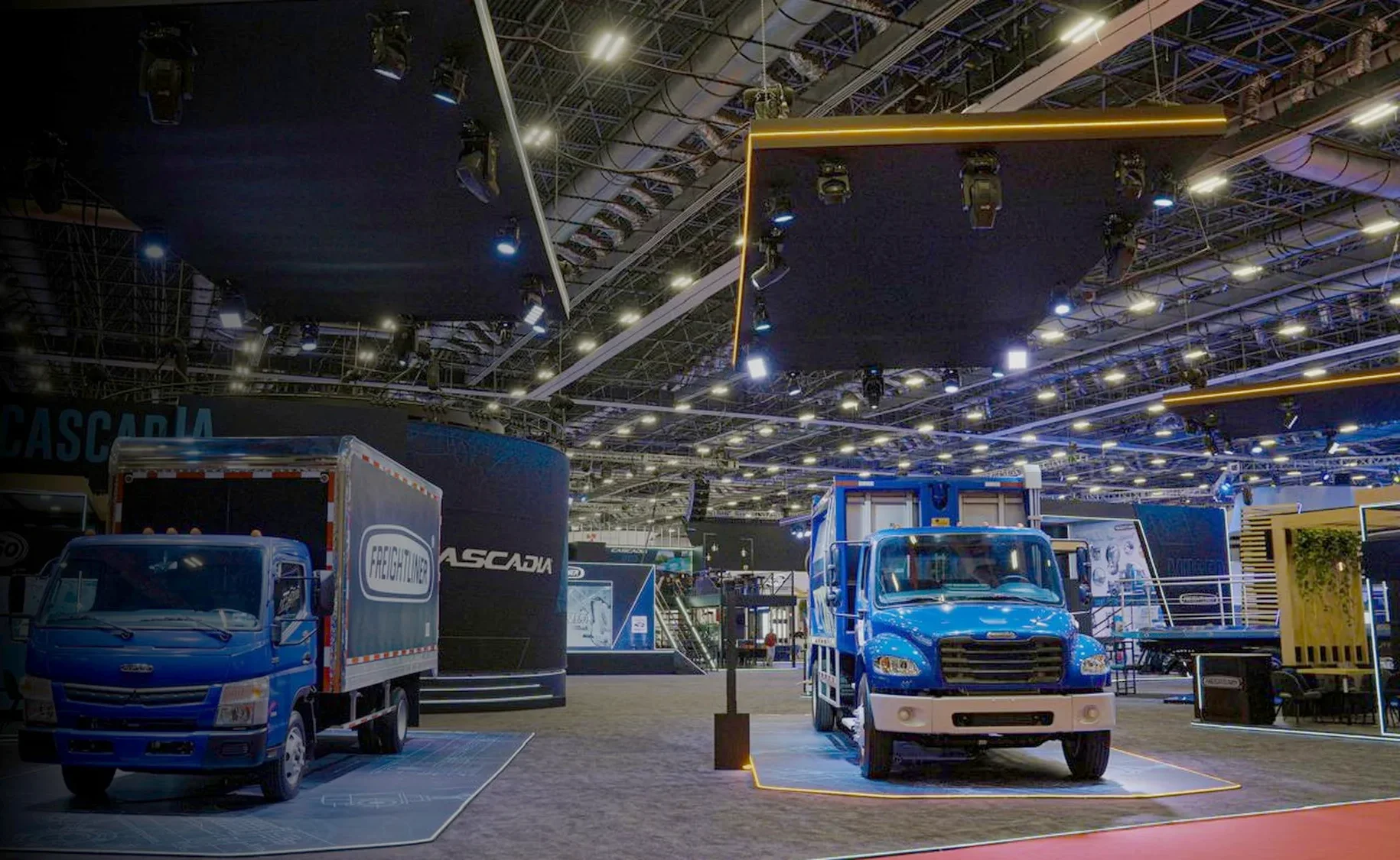Stand de Freightliner de 1,700 m² en la Expo Transporte ANPACT 2025, con unidades en exhibición y estructura suspendida