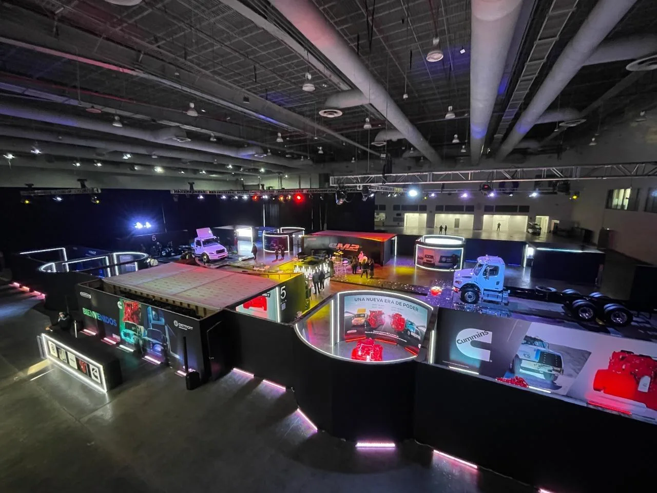 Evento de exhibición de motores y unidades con módulos iluminados