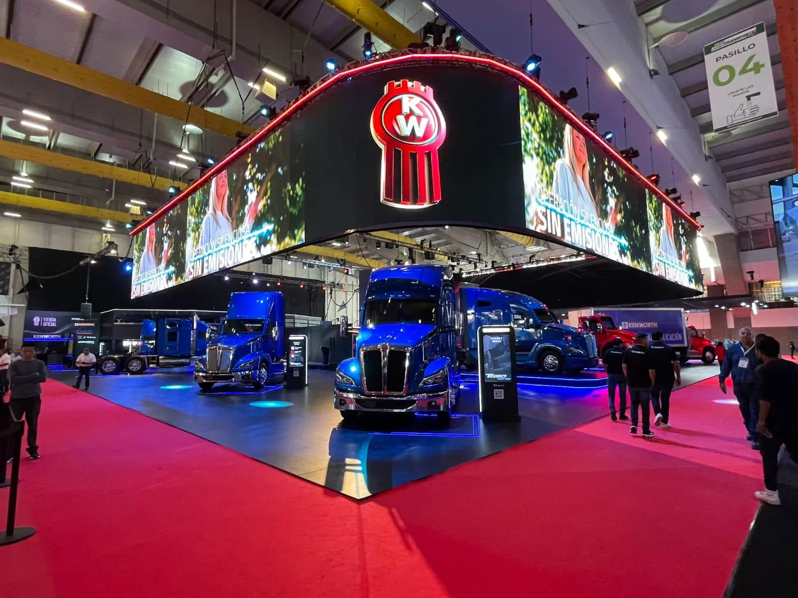 Stand de Kenworth con pantalla LED perimetral y tractocamiones