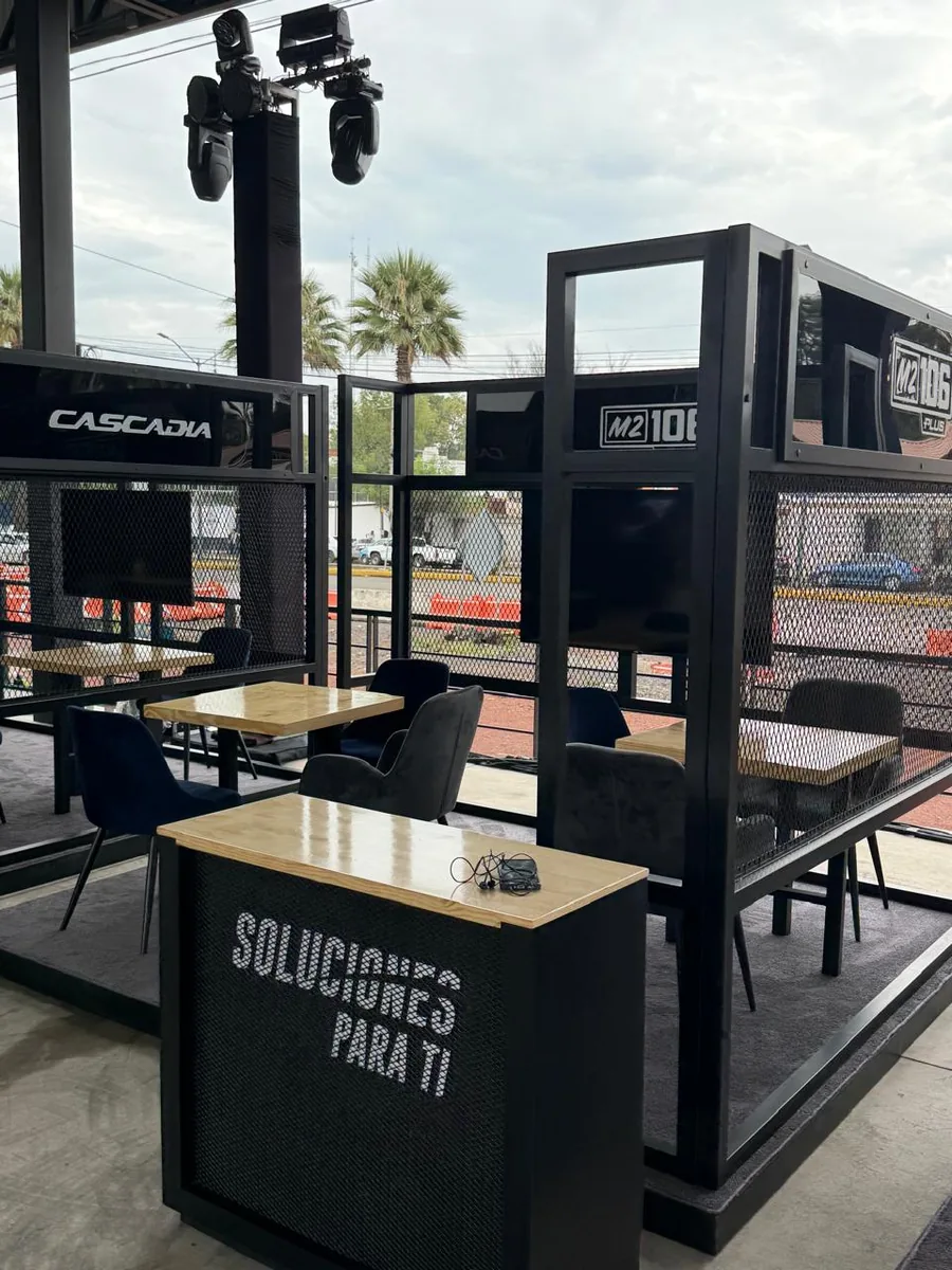 Módulos y lounge de la Gira Soluciones Para Ti