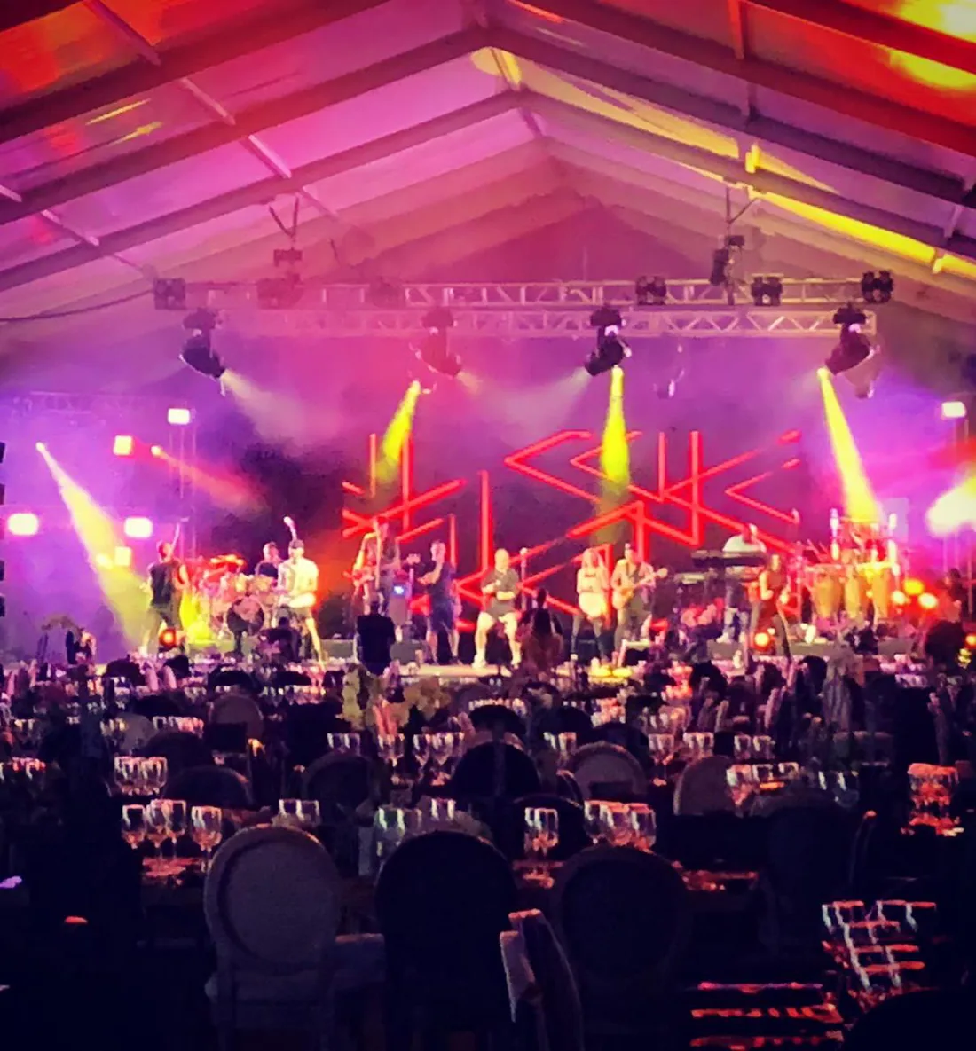 Show en vivo bajo carpa