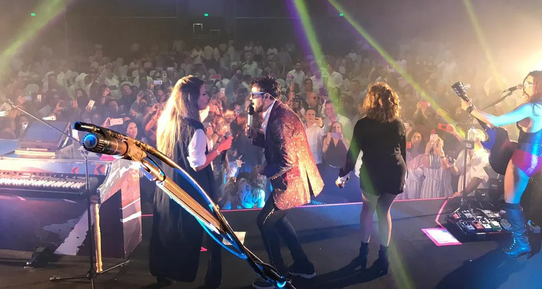 Banda en vivo en un evento corporativo bajo carpa